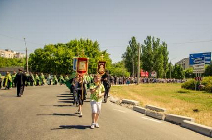 Юні віряни пройшли Хресним ходом по вулицях Запоріжжя