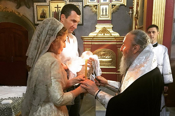 Боксер Володимир Кличко та дружина Віктора Медведчука хрестили дівчинку у Київській Лаврі