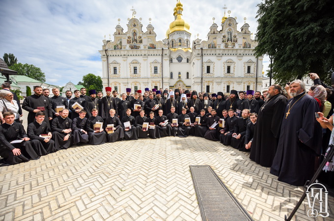 У Київських духовних школах пройшов випускний (ВІДЕО)