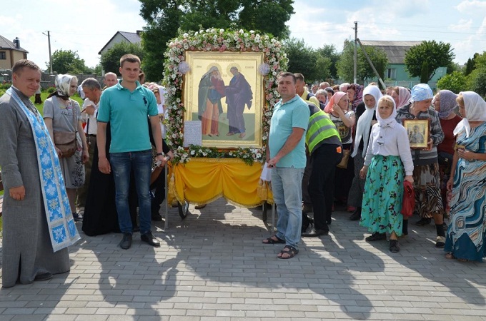 Більше тисячі вірян вийшли Хресним ходом із Рівного в скит праведної Анни (ВІДЕО)