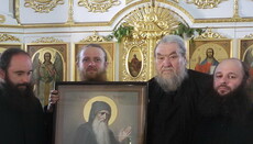 Монахи УПЦ подарили обители «Ксилургу» символ связи Афона и Руси