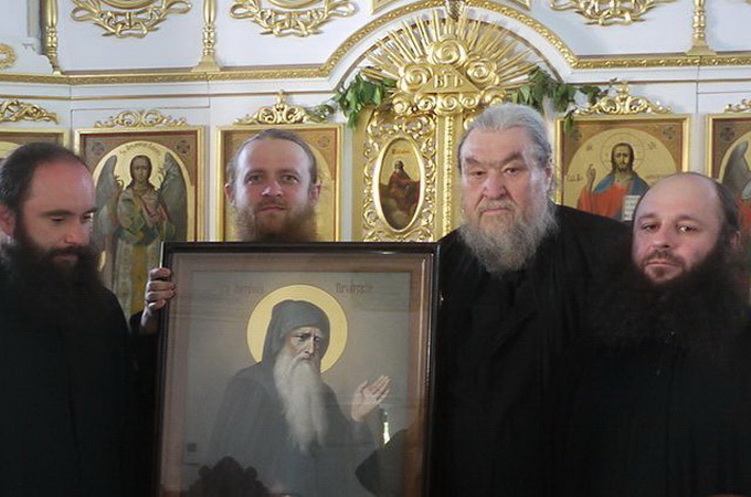 Ченці УПЦ подарували обителі «Ксілургу» символ зв'язку Афона і Русі
