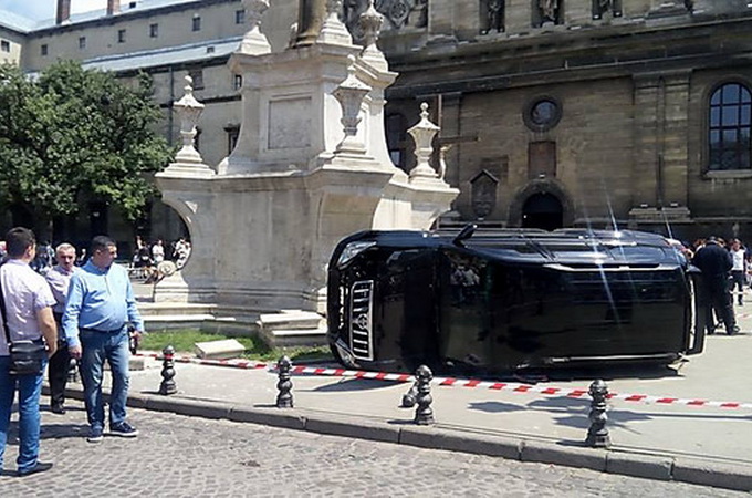 У Львові джип в'їхав в людей, котрі виходили з церкви УАПЦ, і на смерть збив жінку