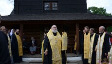 Епископ Тихон возглавил чтение акафиста перед Благовещенским храмом в Коломые