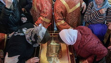 Nearly 1,000,000 have venerated relics of St. Nicholas