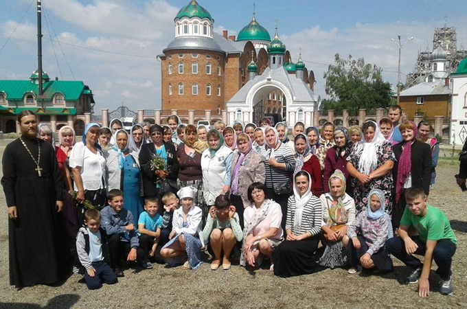Сліпі паломники з Волині вклонилися святиням Чернівецької єпархії УПЦ