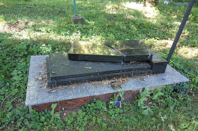 В Умані вандали безчинствували на території Свято-Успенського храму