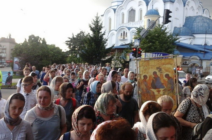 Вірники Мукачівської єпархії УПЦ звершили 30-кілометровий Хресний хід (ФОТО)