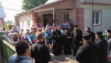 Priests from Cyprus come to support the community in Kinakhovtsy