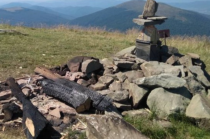 На Полонині Руна порубали та спалили поклінний хрест