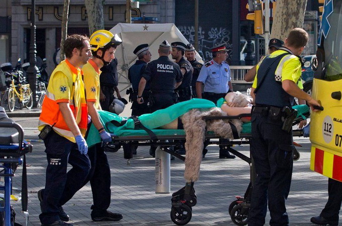 Память жертв терактов почтили в соборе Святого Семейства в Барселоне