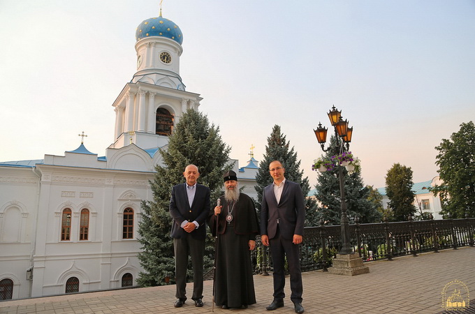 Послы Сербии и Македонии поклонились святыням Святогорской Лавры