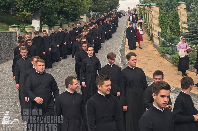 У Київських духовних школах навчальний рік розпочався з хресного ходу (ФОТО, ВІДЕО)