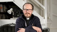 Пастор у Фінляндії, який вінчав одностатеві пари, отримав догану від єпархії