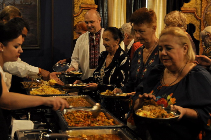 Братія Київської лаври відродила традицію благодійних обідів для малозабезпечених