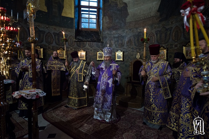 Сотні вірян молилися в Києво-Печерській лаврі у День Хрестовоздвиження (ФОТО, ВІДЕО)