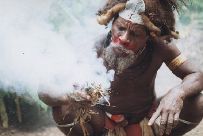 Колдуны Уганды приносят в жертву детей, чтобы вызвать дождь