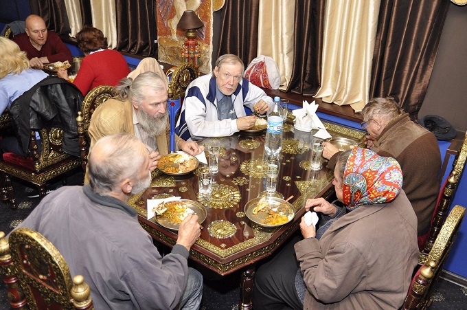 Під час акції «Нагодуємо ближнього» їжу отримали понад 100 нужденних