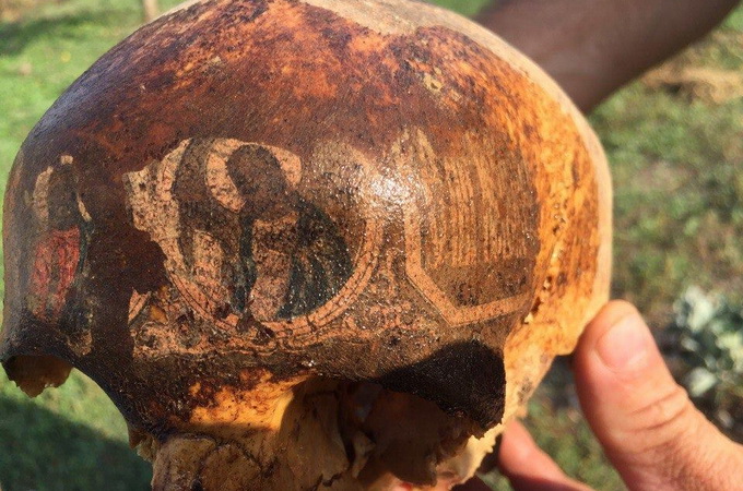 Следопыты обнаружили череп бойца, на котором отпечатались лики святых