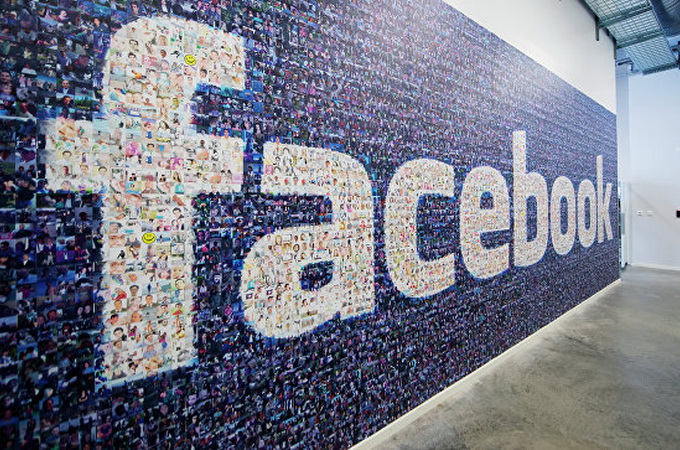 Facebook поймали на слежке за верующими