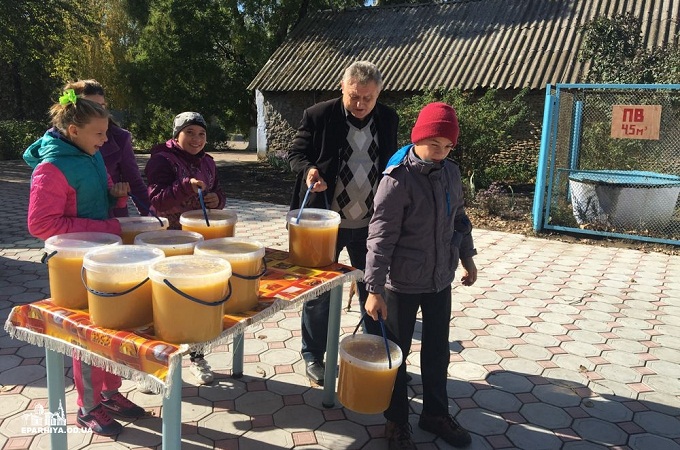 Мужской монастырь в Одессе пожертвовал интернату 150 кг меда