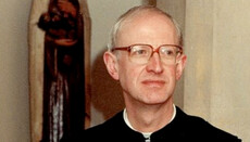 Обвиненный в педофилии британский священник сбежал с деньгами Ватикана