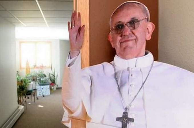 У США три літні жінки викрали з церкви картонного Папу Римського