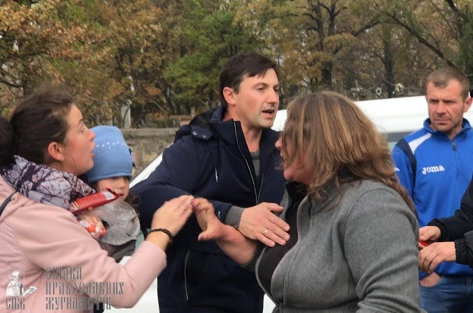 Віруючих УПЦ виштовхували з храму в Коломиї при бездіяльності поліції (ФОТО, ВІДЕО)