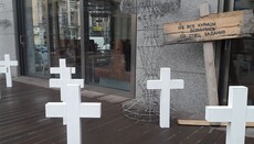 Киевский ресторан решил развлечь посетителей кладбищенскими крестами