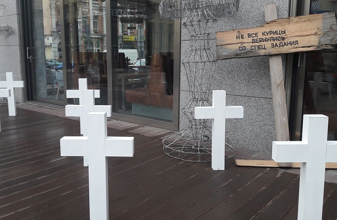 Київський ресторан вирішив розважити відвідувачів цвинтарними хрестами
