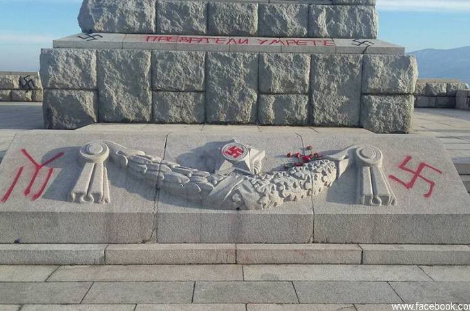 В Болгарии памятник советскому солдату «Алеше» изрисовали свастиками 
