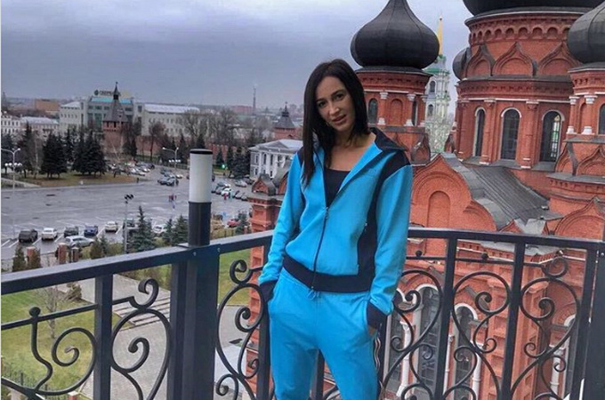 У соцмережах обурилися фотографією зірки «Дому-2» у спортивному костюмі на тлі храму