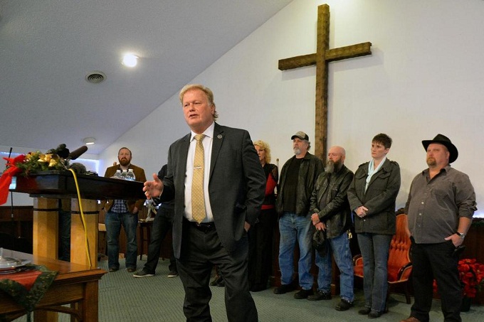 В США конгрессмен застрелился из-за обвинений в домогательствах к верующей