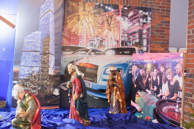 В Беларуси задником вертепа стали фотографии беженцев и небоскребов