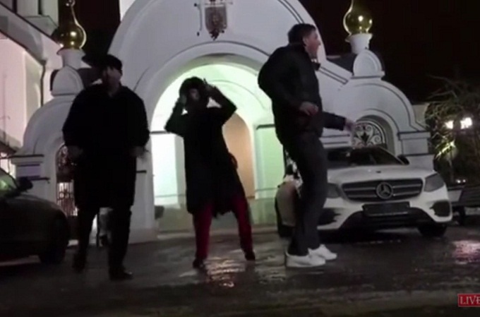 Собчак сплясала у входа в православный храм и сравнила себя с Pussy Riot (ВИДЕО)