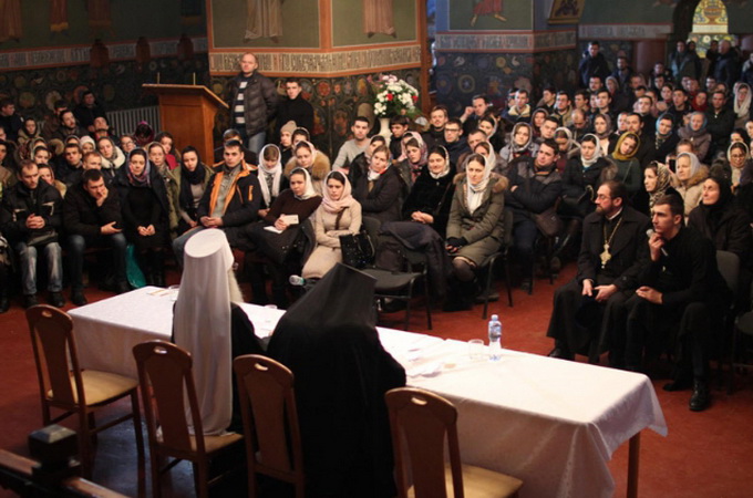 В Почаевской лавре архиереи УПЦ рассказали молодежи о важности молитвы 