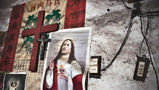 Китайские власти снесли крест, а затем и католический храм