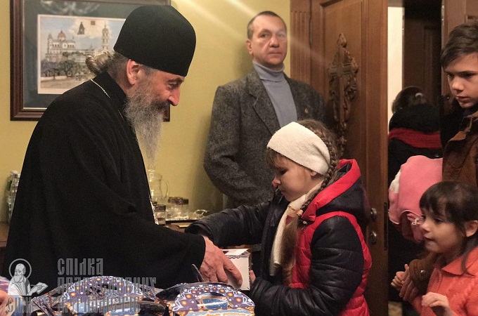 Блаженнейший Онуфрий вручил подарки детям-сиротам (ФОТО)