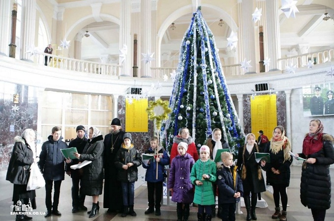 Миссионерский отдел Одесской епархии колядовал на железнодорожном вокзале