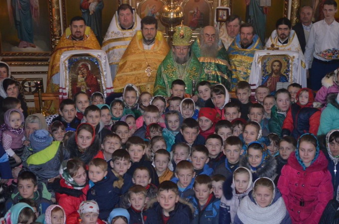 100 полесских детей молились с архиереем УПЦ за мир в Украине