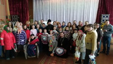 УПЦ и волонтеры привезли подарки пациентам дома престарелых в Козельце