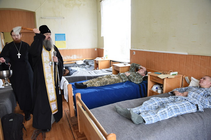 Священники поздравили пациентов в военном госпитале, отремонтированном УПЦ