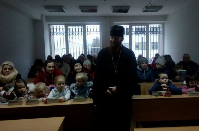 Волинські семінаристи передали переселенцям допомогу, зібрану на концерті