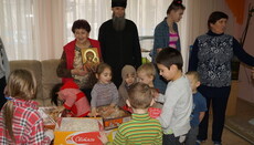 Братия Лавры подарила игрушки киевским детям-сиротам 