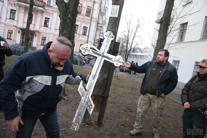 У центрі Києва радикали знесли поклінний хрест, встановлений УПЦ