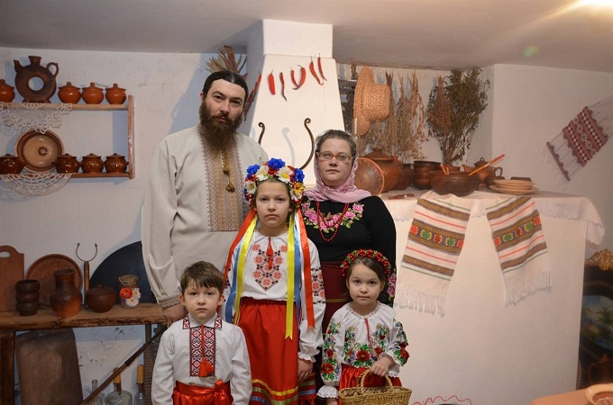 У Кременці сім'я диякона УПЦ створила етно-хату