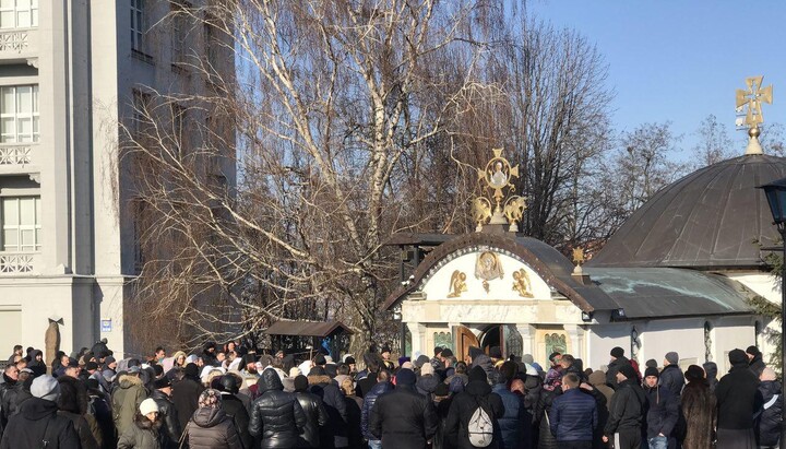 Будемо молитись, допоки не припинять спроби знести, – віряни про Десятинний