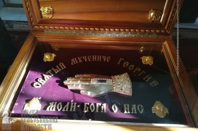 Парафіяни УПЦ зустріли десницю Георгія Побідоносця у Десятинному монастирі (ФОТО)