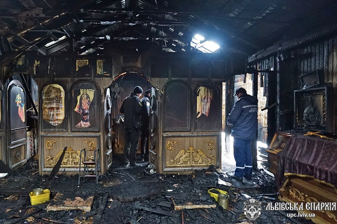 Во Львове верные УПЦ требуют от администрации разобраться в поджоге храма