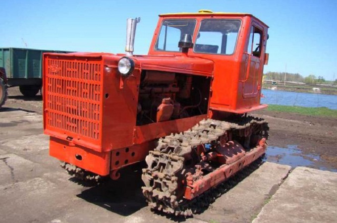 В РФ после освящения завелся трактор-памятник